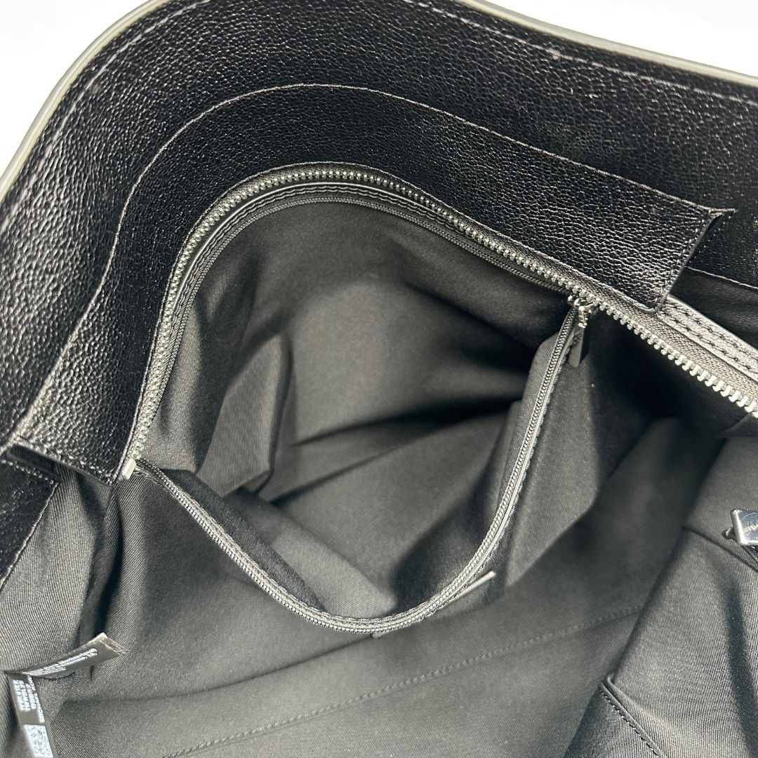 Interno di una borsa Michael Kors in pelle nera con parti metalliche argentate; munita di doppi manici. Completa di dustbag. Indossabile a spalla.