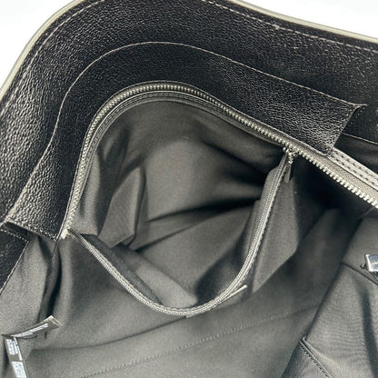 Interno di una borsa Michael Kors in pelle nera con parti metalliche argentate; munita di doppi manici. Completa di dustbag. Indossabile a spalla.