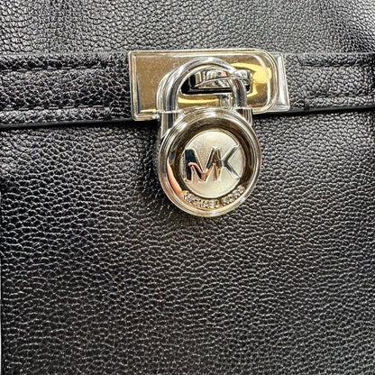 Parte metallica di una borsa Michael Kors in pelle nera con parti metalliche argentate; munita di doppi manici. Completa di dustbag. Indossabile a spalla.