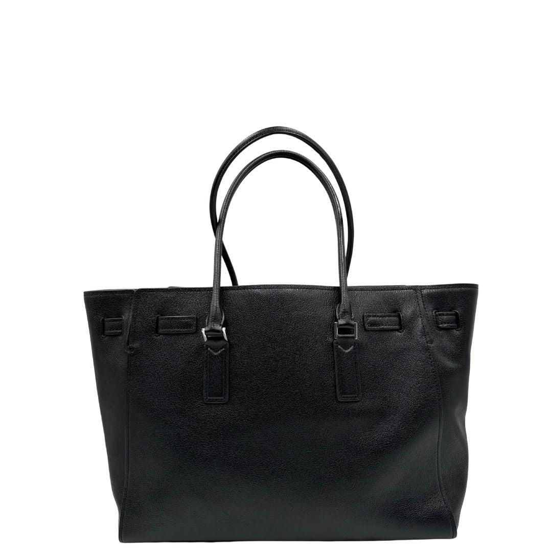 Retro di una borsa Michael Kors in pelle nera con parti metalliche argentate; munita di doppi manici. Completa di dustbag. Indossabile a spalla.