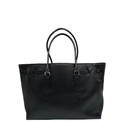 Retro di una borsa Michael Kors in pelle nera con parti metalliche argentate; munita di doppi manici. Completa di dustbag. Indossabile a spalla.