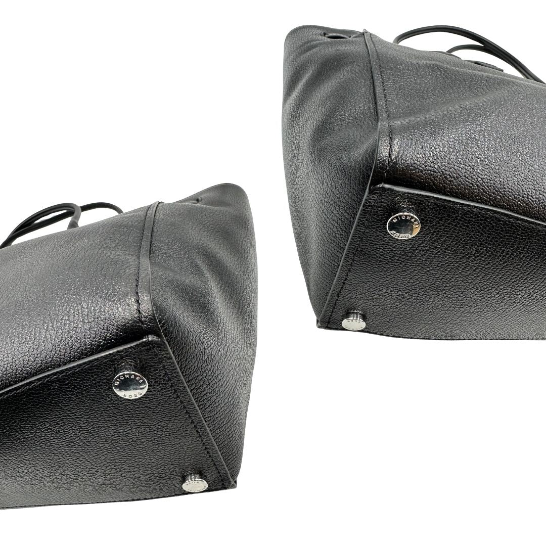 Angoli di una borsa Michael Kors in pelle nera con parti metalliche argentate; munita di doppi manici. Completa di dustbag. Indossabile a spalla.