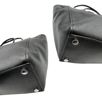 Angoli di una borsa Michael Kors in pelle nera con parti metalliche argentate; munita di doppi manici. Completa di dustbag. Indossabile a spalla.