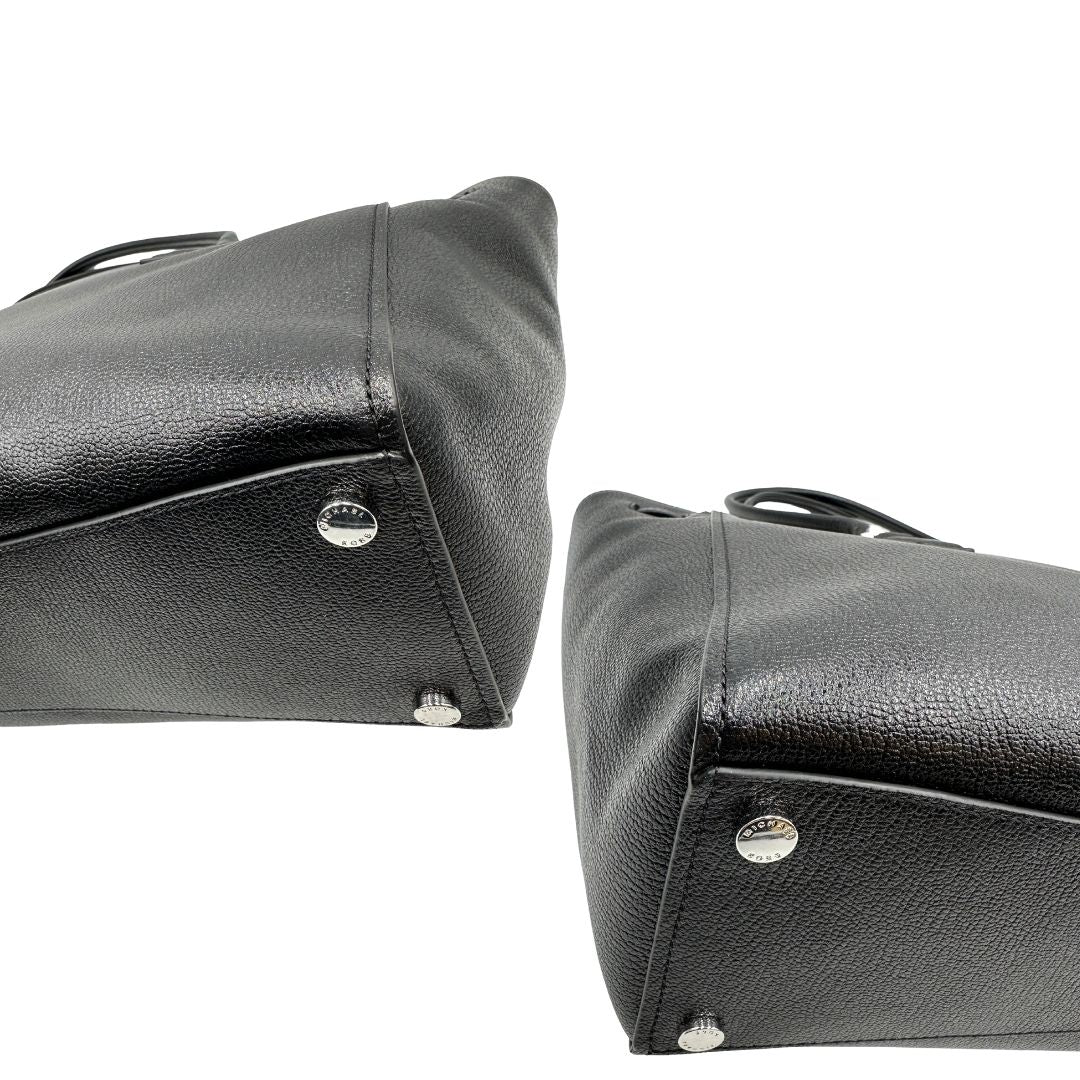 Angoli di una borsa Michael Kors in pelle nera con parti metalliche argentate; munita di doppi manici. Completa di dustbag. Indossabile a spalla.