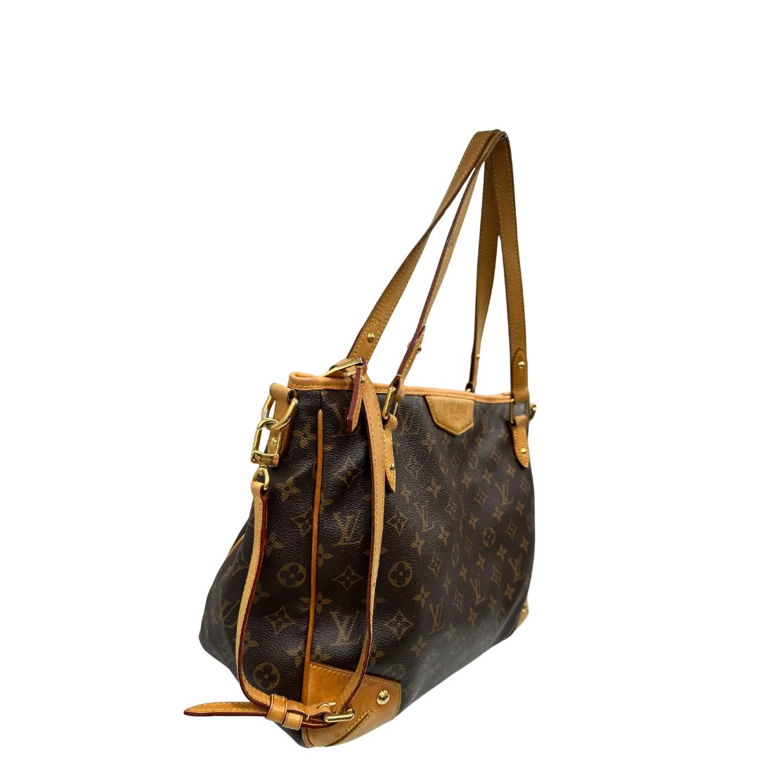 lato Borsa Louis Vuitton in canvas marrone monogram con finiture in vacchetta naturale e parti metalliche dorate; munita di doppi manici, indossabile a spalla. Completa di dustbag, di lusso, originale, usata. 