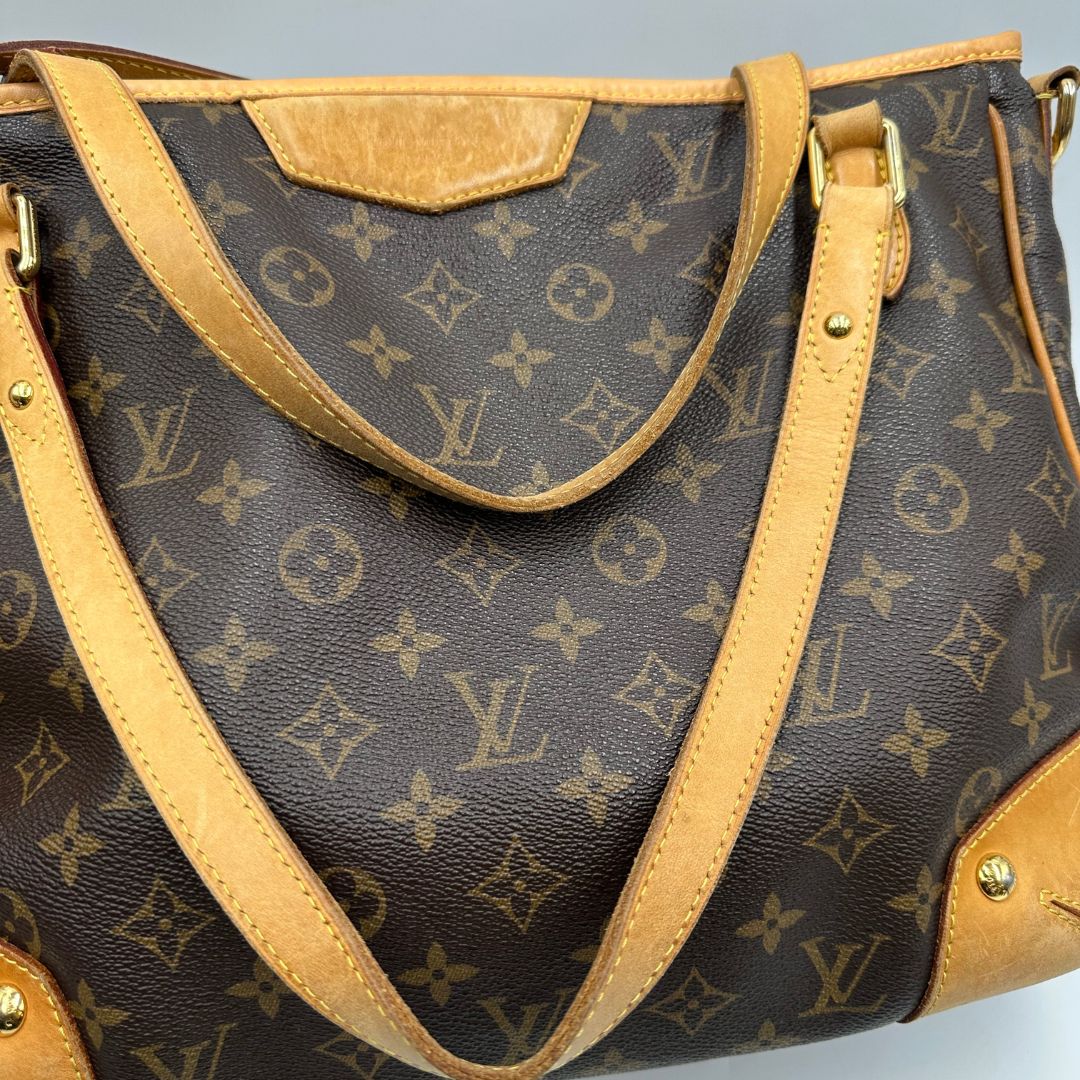 manici Borsa Louis Vuitton in canvas marrone monogram con finiture in vacchetta naturale e parti metalliche dorate; munita di doppi manici, indossabile a spalla. Completa di dustbag, di lusso, originale, usata. 