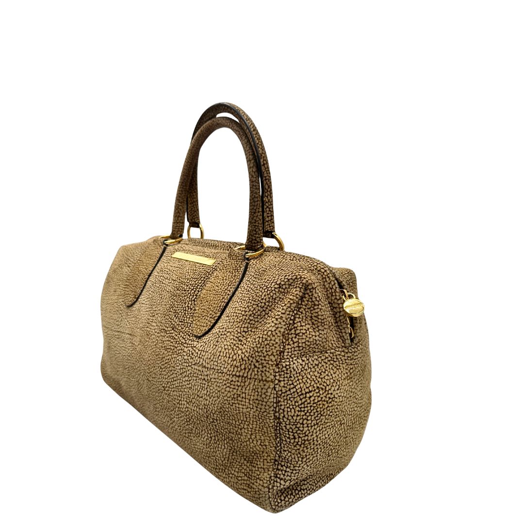 lato  Borsa Borbonese in pelle scamosciata beige trama occhio di pernice e parti metalliche dorate; munita di doppi manici stondati. Completa di dustbag, di lusso, originale, ottime condizioni, usata. 