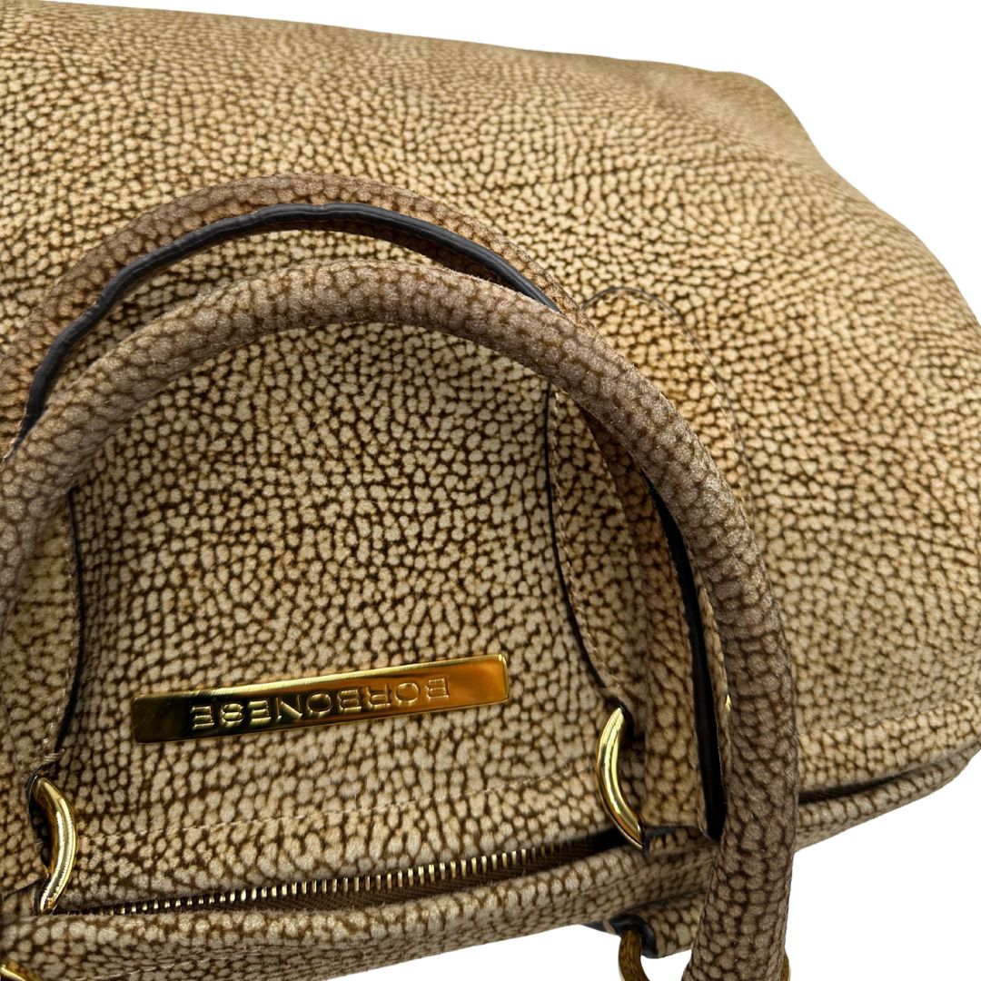 manici Borsa Borbonese in pelle scamosciata beige trama occhio di pernice e parti metalliche dorate; munita di doppi manici stondati. Completa di dustbag, di lusso, originale, ottime condizioni, usata.