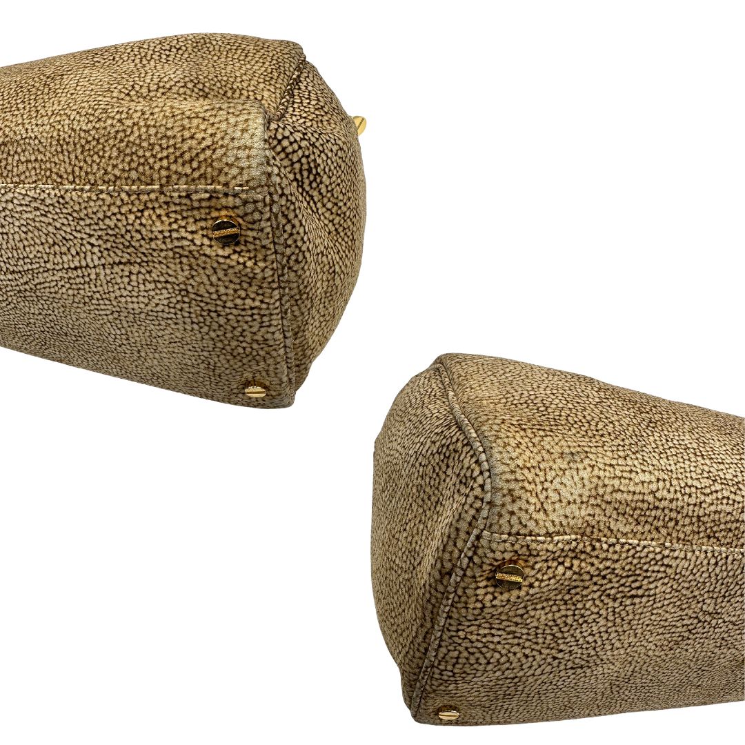 angoli  Borsa Borbonese in pelle scamosciata beige trama occhio di pernice e parti metalliche dorate; munita di doppi manici stondati. Completa di dustbag, di lusso, originale, ottime condizioni, usata. 