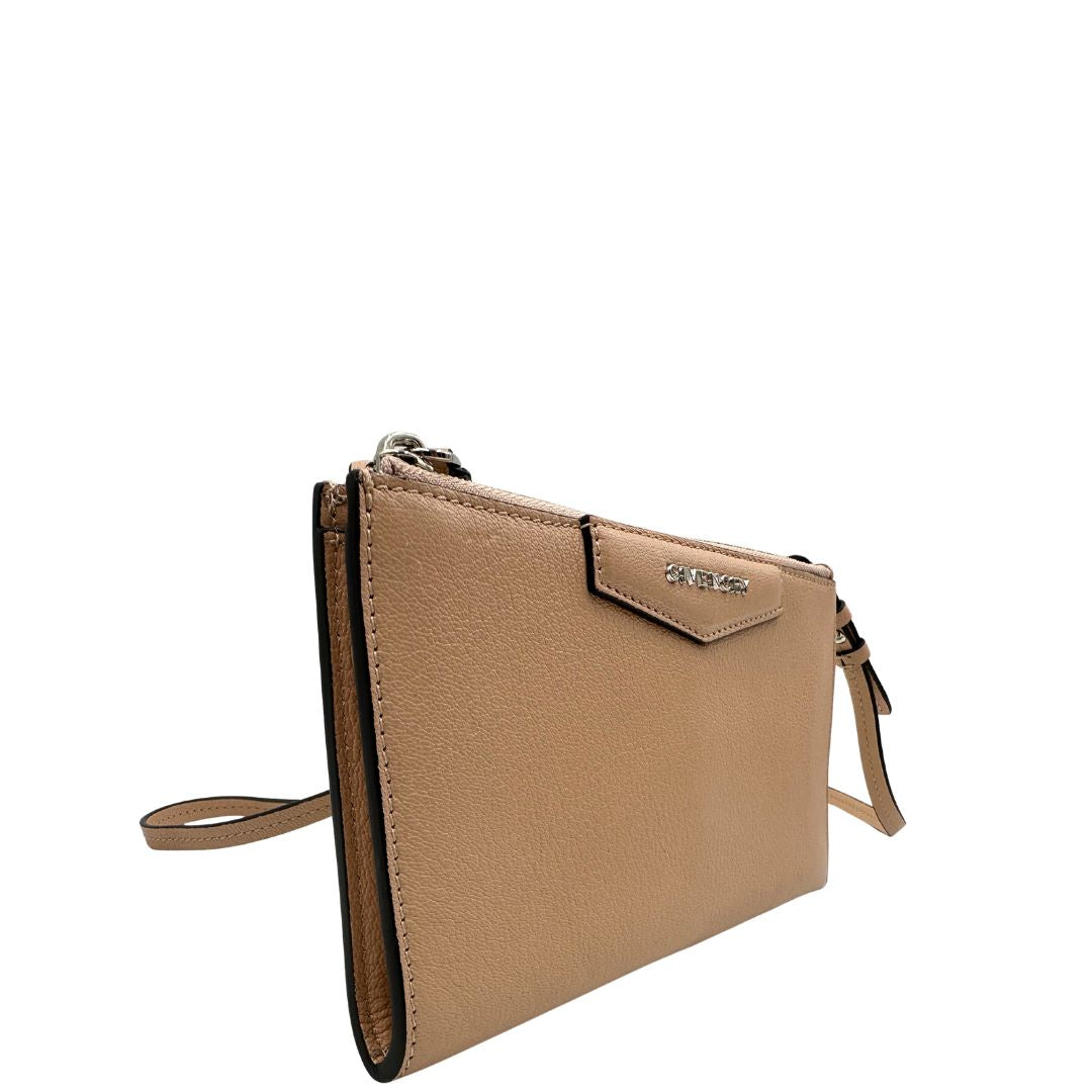 lato  Borsa Givenchy in pelle rosa cipria; munita di una traccola amovibile e regolabile. Full set, di lusso, eccellenti condizioni, usata. 