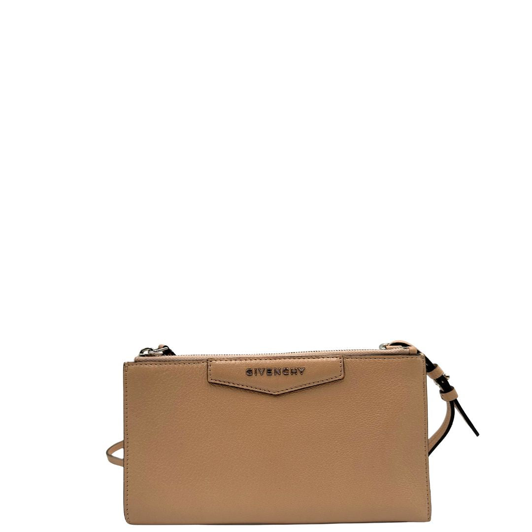 front  Borsa Givenchy in pelle rosa cipria; munita di una traccola amovibile e regolabile. Full set, di lusso, eccellenti condizioni, usata.