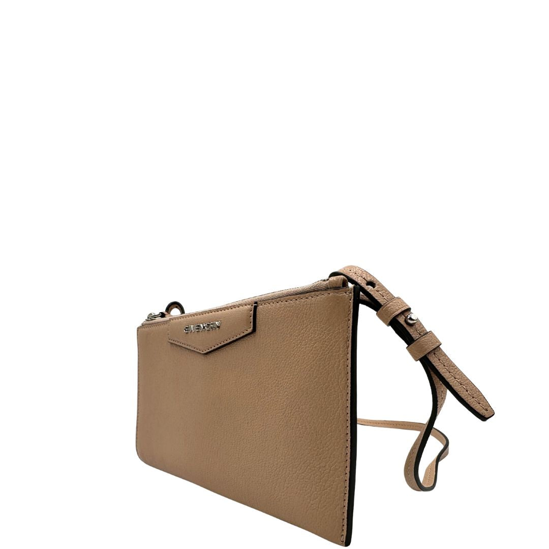 lato  Borsa Givenchy in pelle rosa cipria; munita di una traccola amovibile e regolabile. Full set, di lusso, eccellenti condizioni, usata. 