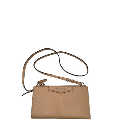  Borsa Givenchy in pelle rosa cipria; munita di una traccola amovibile e regolabile. Full set, di lusso, eccellenti condizioni, usata. 