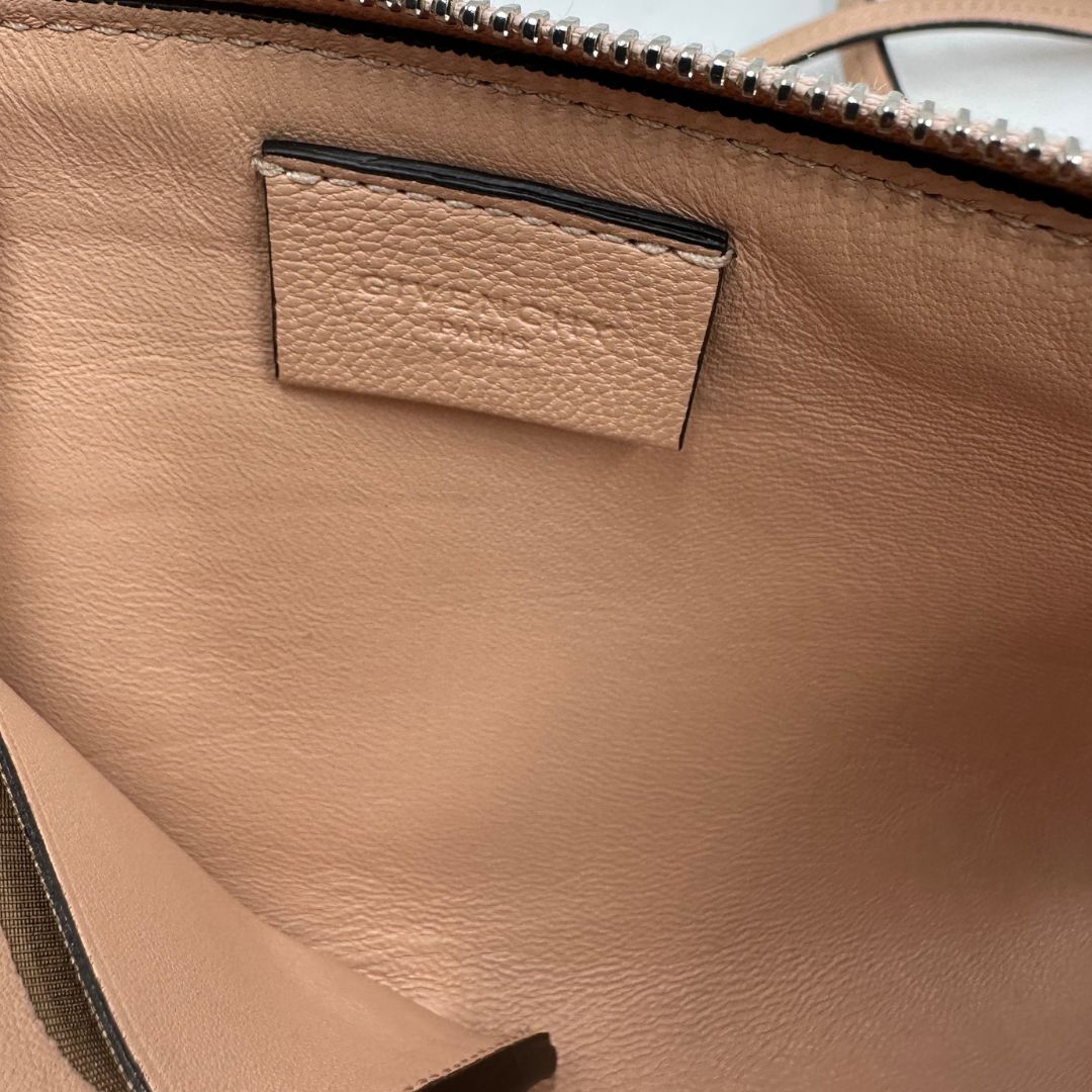 interno  Borsa Givenchy in pelle rosa cipria; munita di una traccola amovibile e regolabile. Full set, di lusso, eccellenti condizioni, usata. 