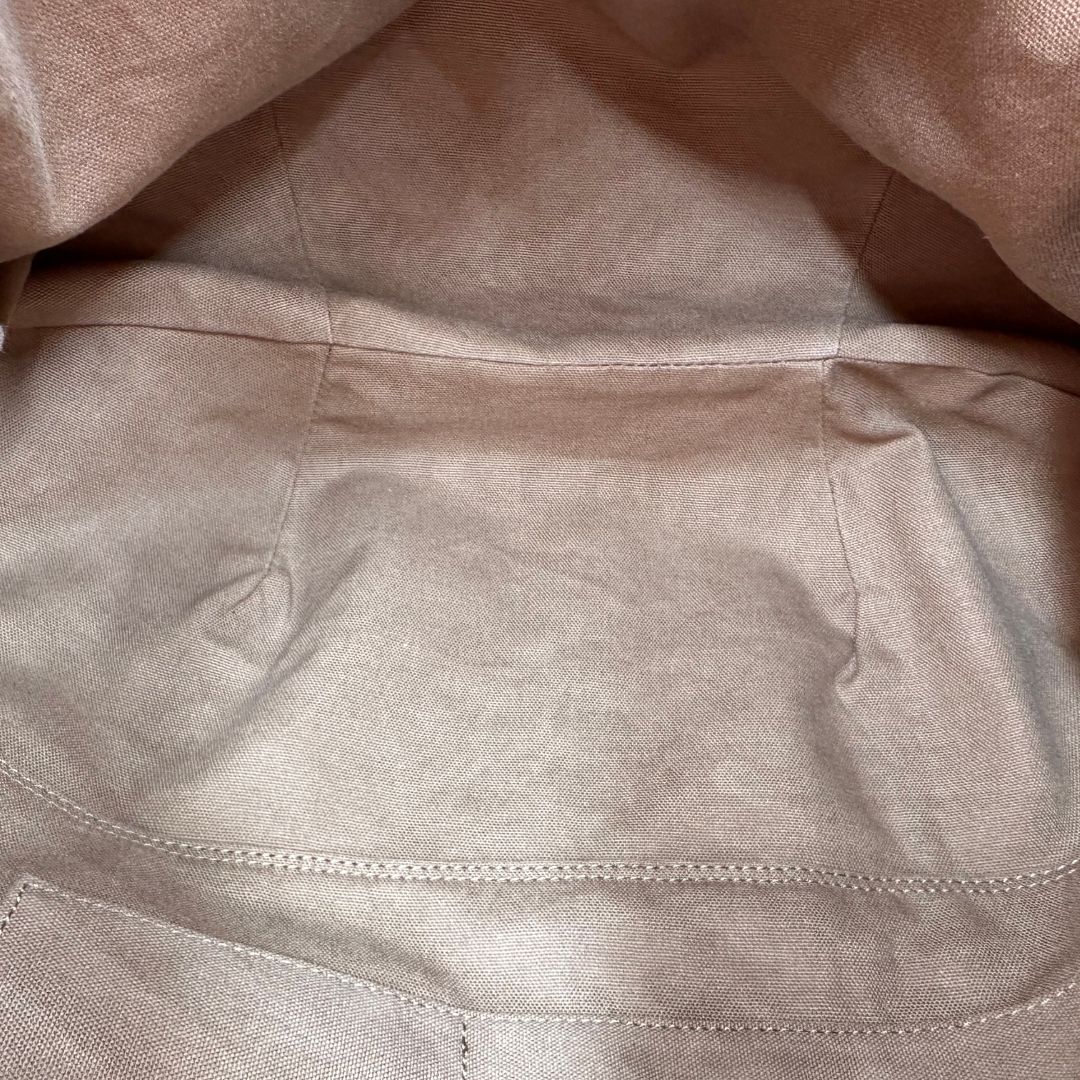 interno  Borsa Borbonese in canvas grigio trama occhio di pernice e parti metalliche dorate; munita di doppi manici, indossabile a spalla. Completa di dustbag, di lusso, originale, ottime condizioni, usata. 