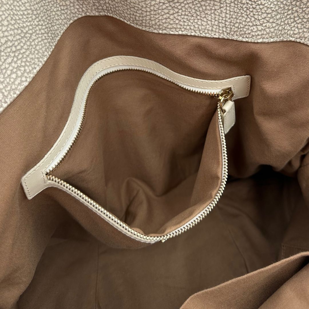 interno  Borsa Borbonese in canvas grigio trama occhio di pernice e parti metalliche dorate; munita di doppi manici, indossabile a spalla. Completa di dustbag, di lusso, originale, ottime condizioni, usata. 