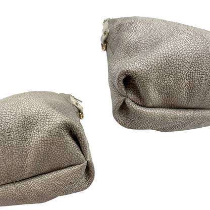angoli  Borsa Borbonese in canvas grigio trama occhio di pernice e parti metalliche dorate; munita di doppi manici, indossabile a spalla. Completa di dustbag, di lusso, originale, ottime condizioni, usata. 