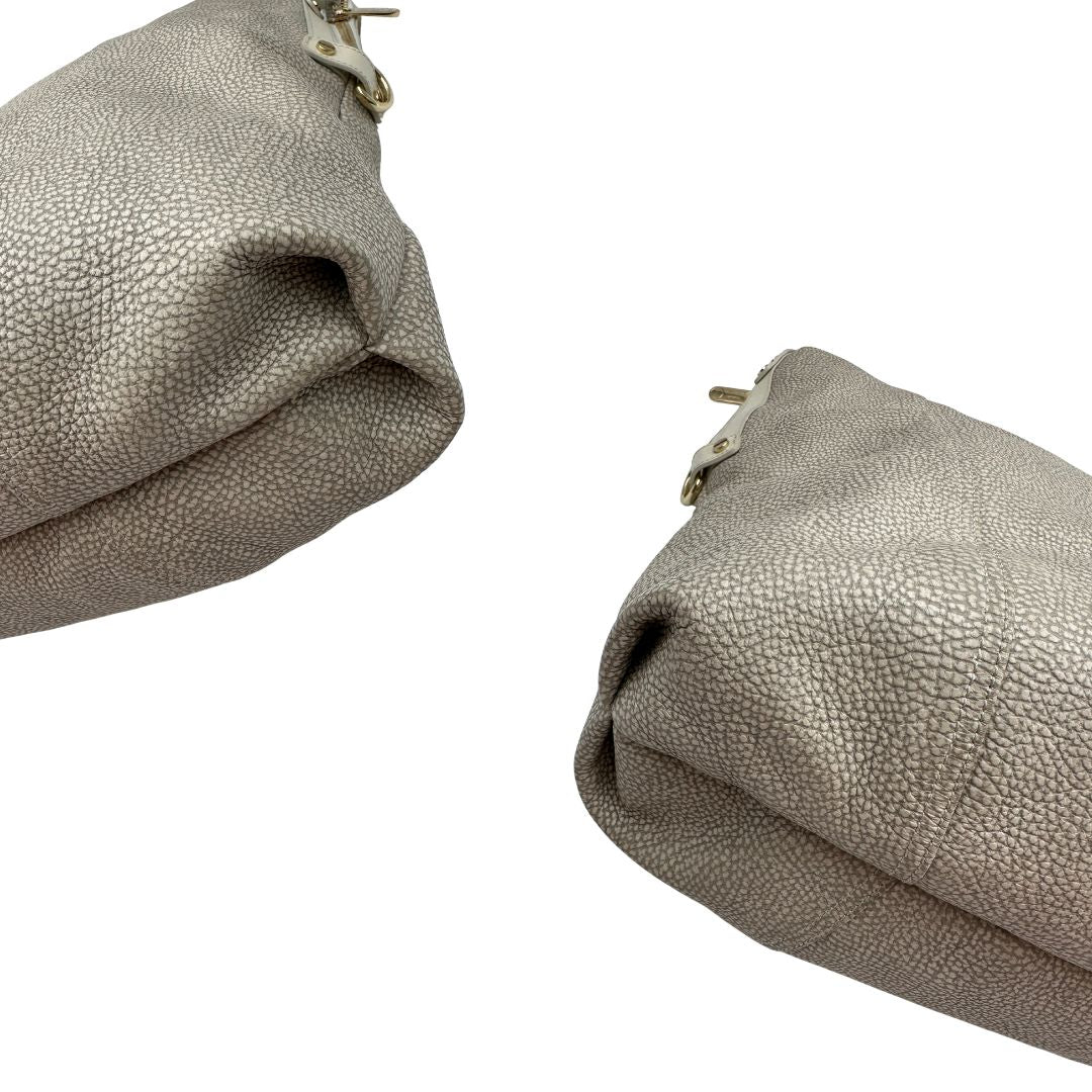 angoli  Borsa Borbonese in canvas grigio trama occhio di pernice e parti metalliche dorate; munita di doppi manici, indossabile a spalla. Completa di dustbag, di lusso, originale, ottime condizioni, usata. 