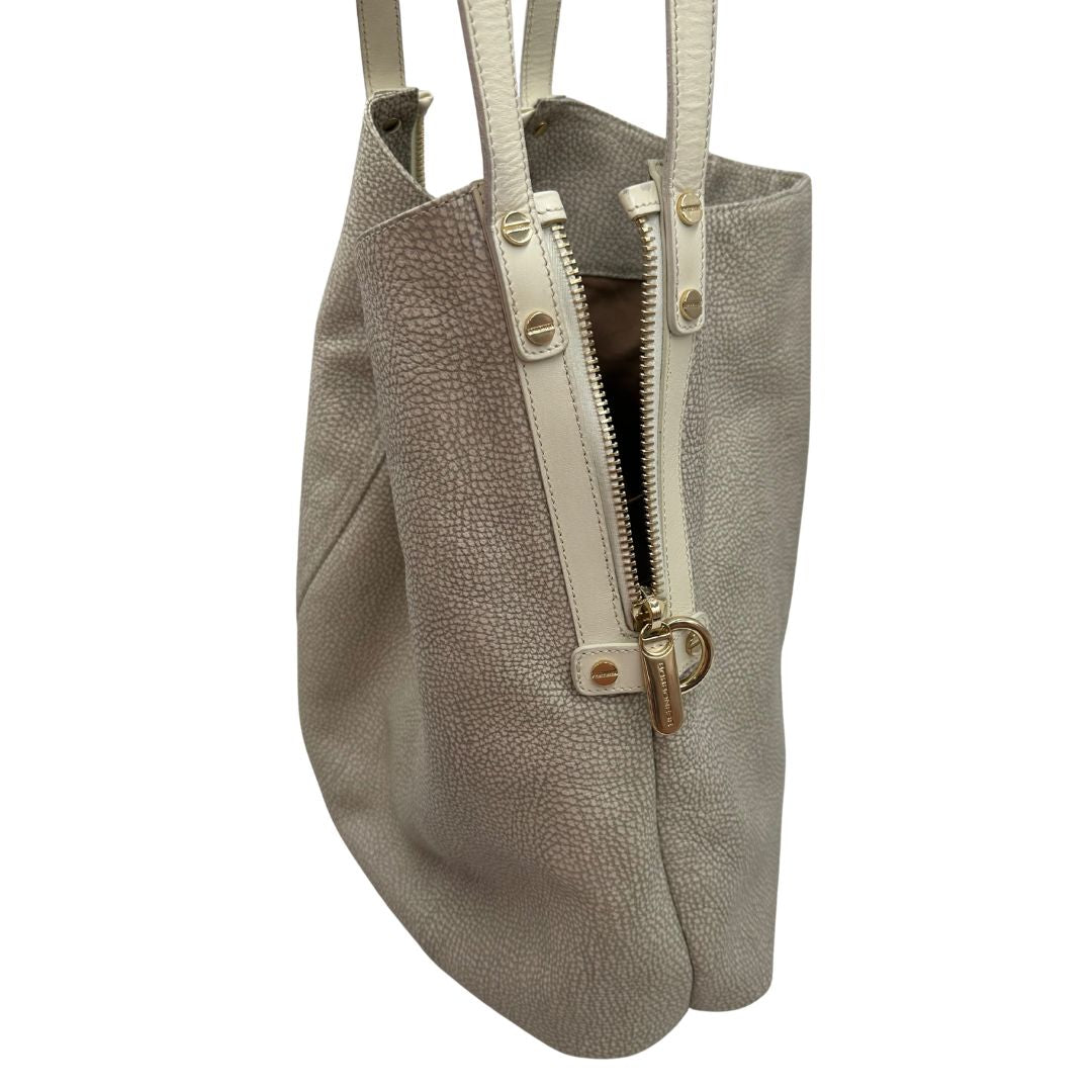  Borsa Borbonese in canvas grigio trama occhio di pernice e parti metalliche dorate; munita di doppi manici, indossabile a spalla. Completa di dustbag, di lusso, originale, ottime condizioni, usata. 