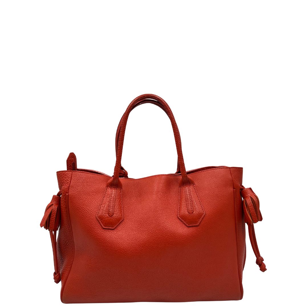 retro Borsa Longchamp in pelle martellata rosso corallo con parti metalliche dorate; munita di doppi manici, indossabile a spalla. Completa di dustbag, di lusso, originale, ottime condizioni. 