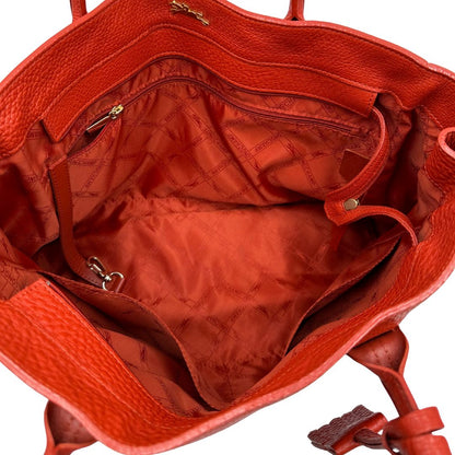 interno Borsa Longchamp in pelle martellata rosso corallo con parti metalliche dorate; munita di doppi manici, indossabile a spalla. Completa di dustbag, di lusso, originale, ottime condizioni. 