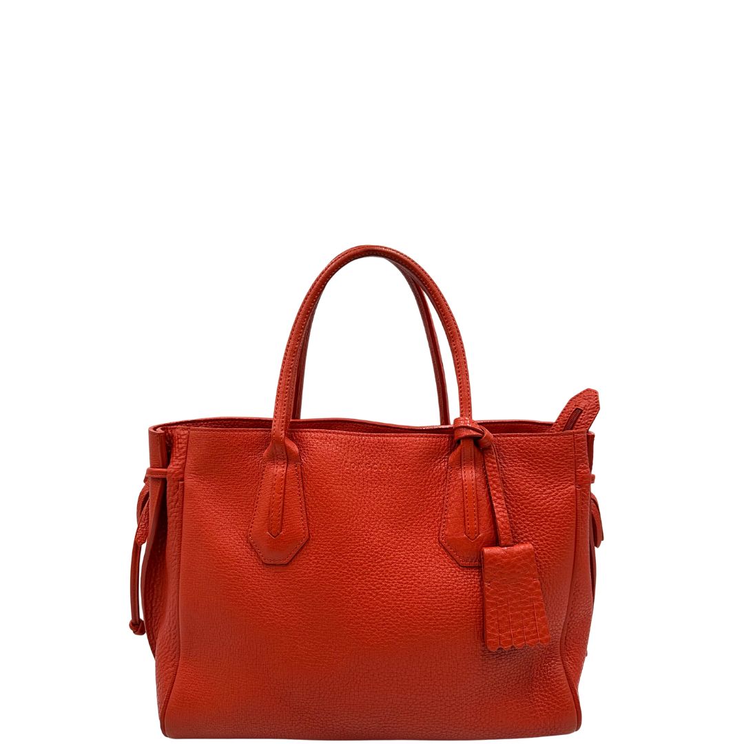 FRONT Borsa Longchamp in pelle martellata rosso corallo con parti metalliche dorate; munita di doppi manici, indossabile a spalla. Completa di dustbag, di lusso, originale, ottime condizioni. 