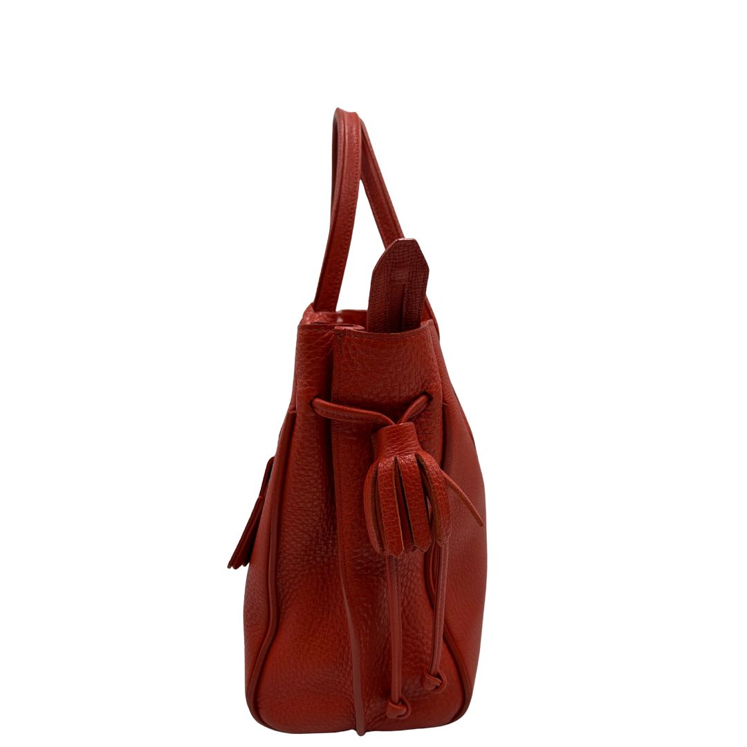 lato Borsa Longchamp in pelle martellata rosso corallo con parti metalliche dorate; munita di doppi manici, indossabile a spalla. Completa di dustbag, di lusso, originale, ottime condizioni. 
