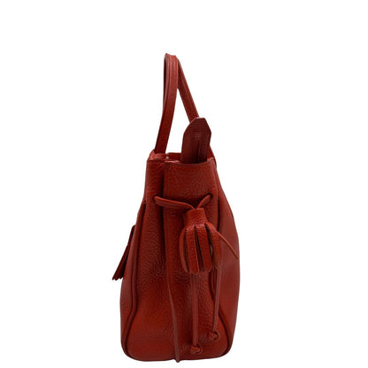 lato Borsa Longchamp in pelle martellata rosso corallo con parti metalliche dorate; munita di doppi manici, indossabile a spalla. Completa di dustbag, di lusso, originale, ottime condizioni. 