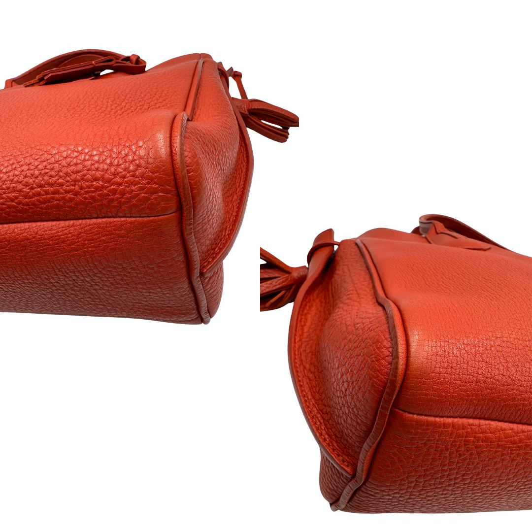 angolivBorsa Longchamp in pelle martellata rosso corallo con parti metalliche dorate; munita di doppi manici, indossabile a spalla. Completa di dustbag, di lusso, originale, ottime condizioni.