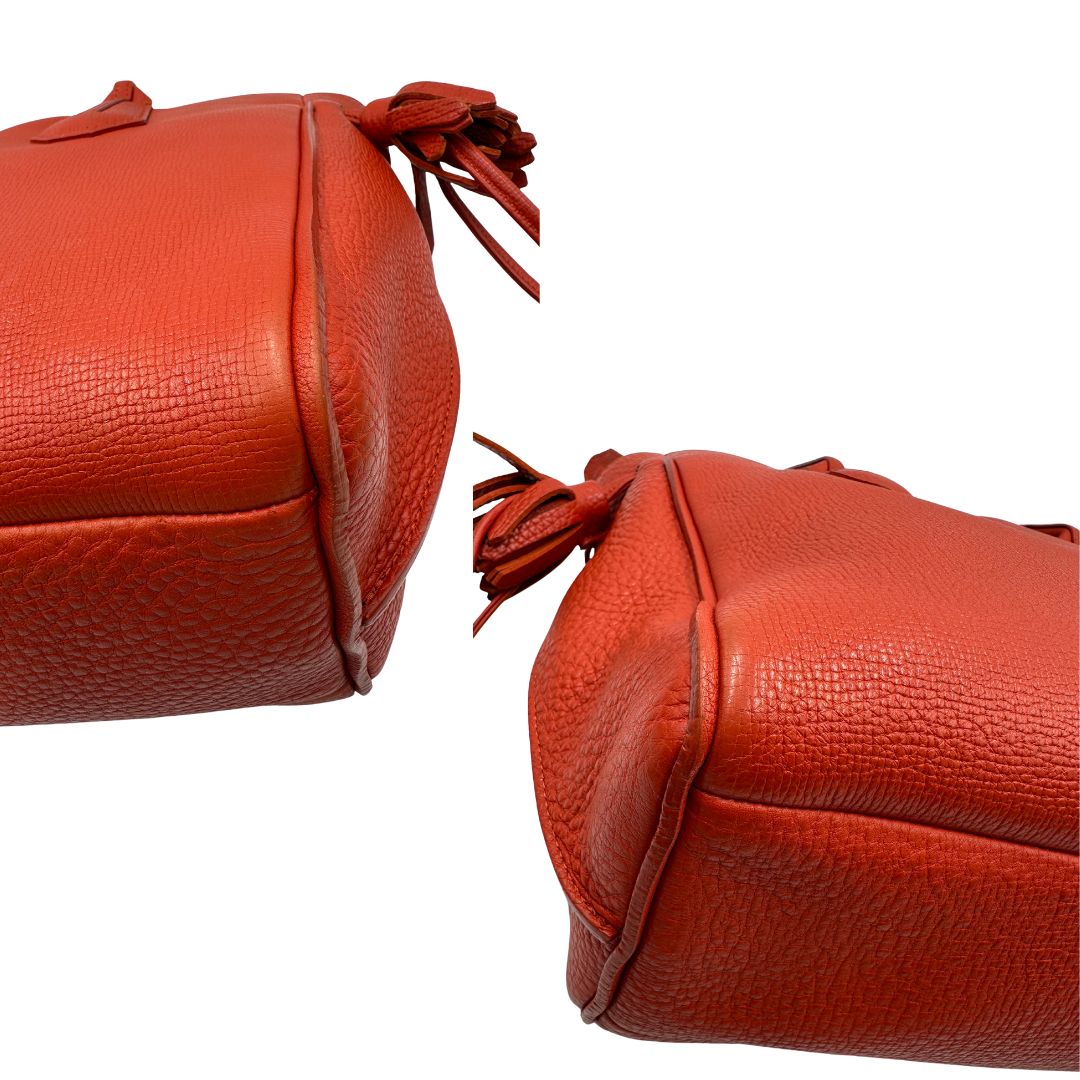 angoli Borsa Longchamp in pelle martellata rosso corallo con parti metalliche dorate; munita di doppi manici, indossabile a spalla. Completa di dustbag, di lusso, originale, ottime condizioni. 
