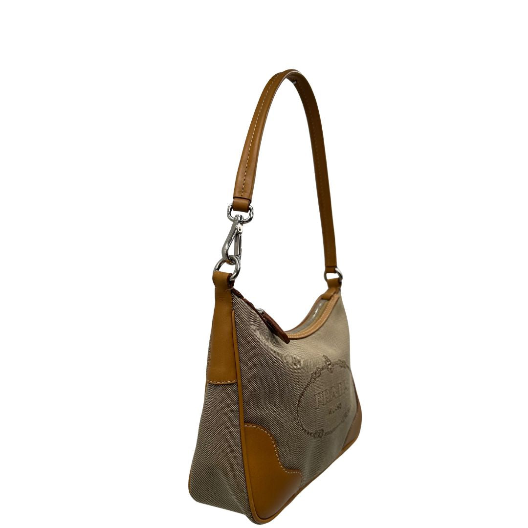 lato Borsa Prada in tessuto color corda con finiture in pelle marroni e parti metalliche argentate; munita di un manico singolo, di lusso, originale, ottime condizioni.