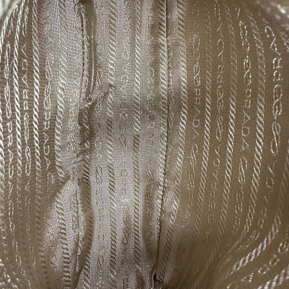 interno Borsa Prada in tessuto color corda con finiture in pelle marroni e parti metalliche argentate; munita di un manico singolo, di lusso, originale, ottime condizioni. 