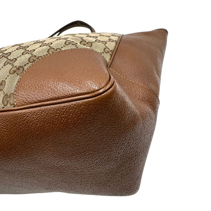 angoli Borsa Gucci in tessuto GG con finiture in pelle marroni e parti metalliche dorate; munita di doppi manici, indossabile a spalla. Completa di dustbag, di lusso, buone condizioni,usata.