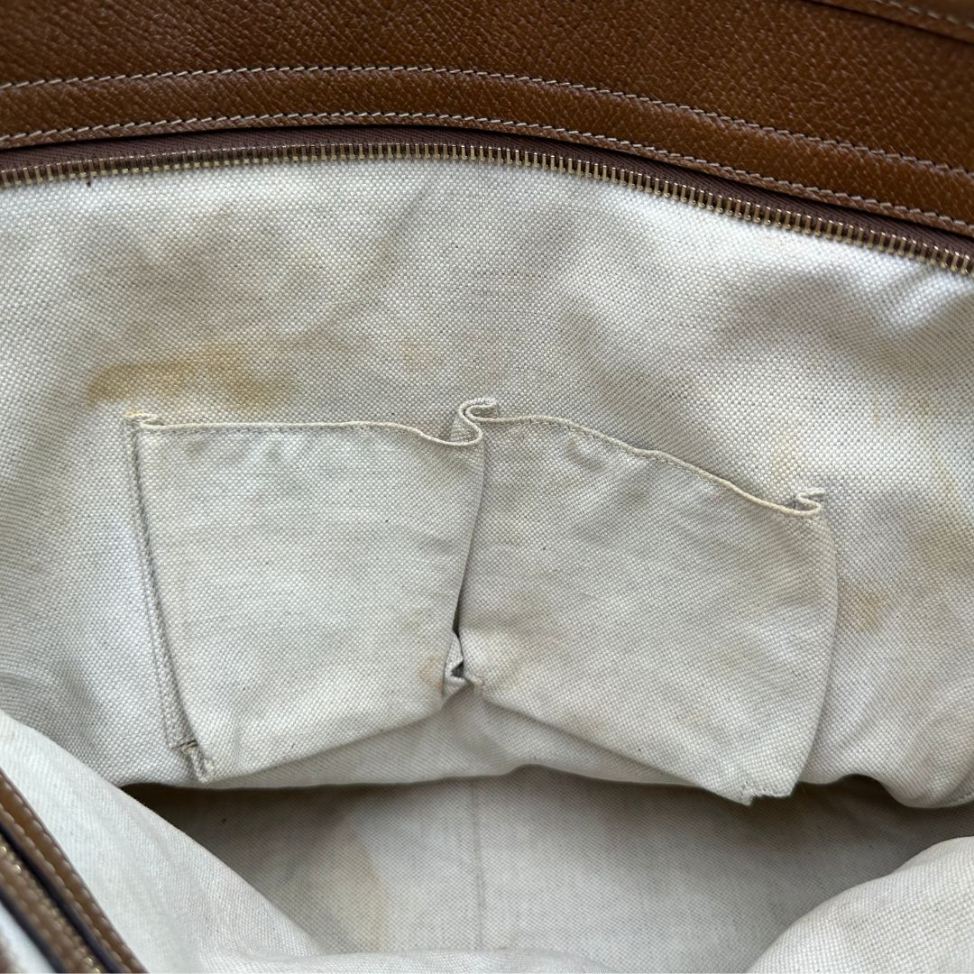 interno Borsa Gucci in tessuto GG con finiture in pelle marroni e parti metalliche dorate; munita di doppi manici, indossabile a spalla. Completa di dustbag, di lusso, buone condizioni,usata. 