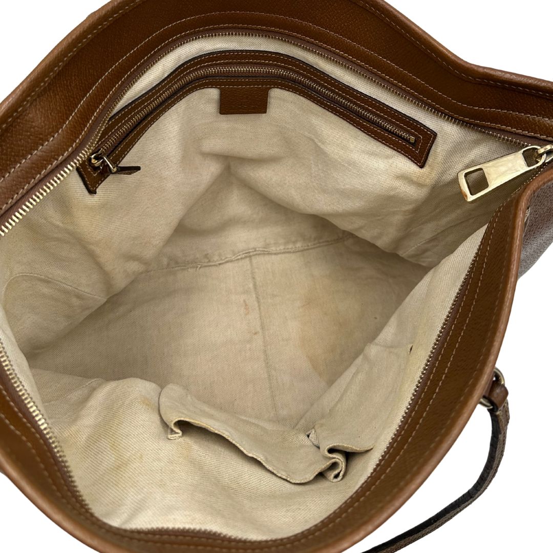 interno Borsa Gucci in tessuto GG con finiture in pelle marroni e parti metalliche dorate; munita di doppi manici, indossabile a spalla. Completa di dustbag, di lusso, buone condizioni,usata. 