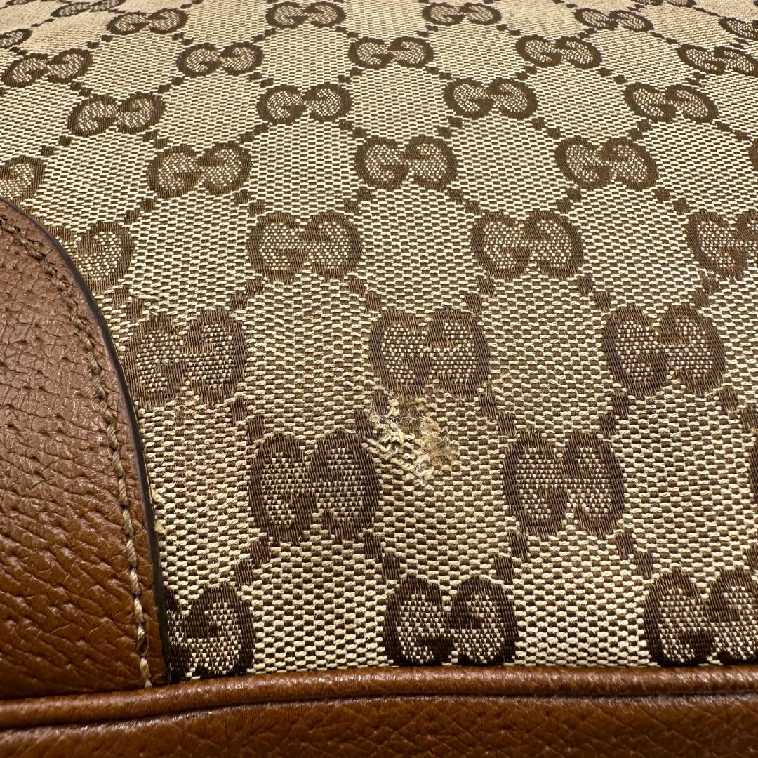 Borsa Gucci in tessuto GG con finiture in pelle marroni e parti metalliche dorate; munita di doppi manici, indossabile a spalla. Completa di dustbag, di lusso, buone condizioni,usata. 