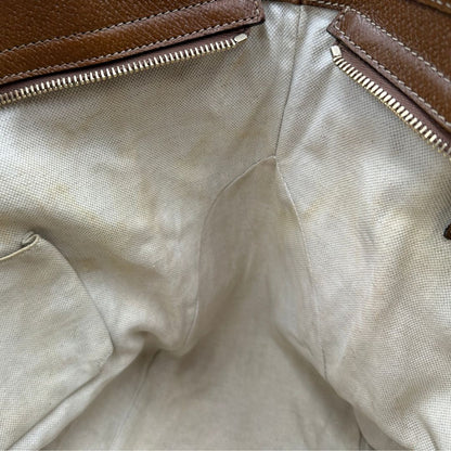 interno Borsa Gucci in tessuto GG con finiture in pelle marroni e parti metalliche dorate; munita di doppi manici, indossabile a spalla. Completa di dustbag, di lusso, buone condizioni,usata. 