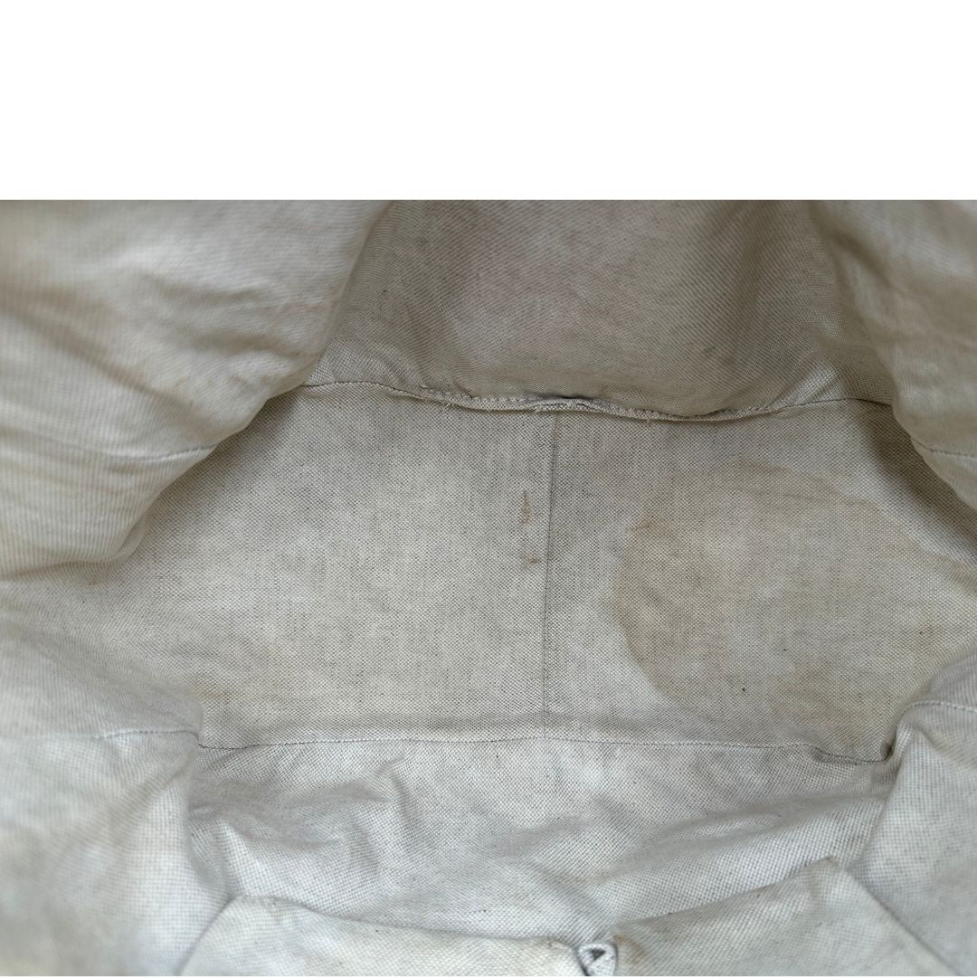 interno Borsa Gucci in tessuto GG con finiture in pelle marroni e parti metalliche dorate; munita di doppi manici, indossabile a spalla. Completa di dustbag, di lusso, buone condizioni,usata. 