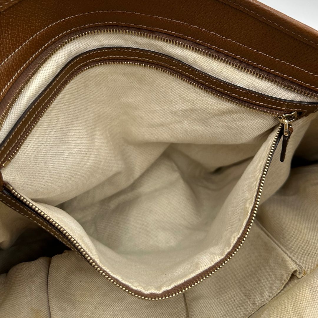 interno Borsa Gucci in tessuto GG con finiture in pelle marroni e parti metalliche dorate; munita di doppi manici, indossabile a spalla. Completa di dustbag, di lusso, buone condizioni,usata. 