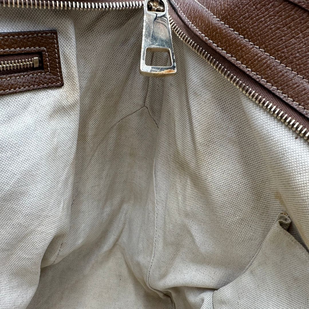interno Borsa Gucci in tessuto GG con finiture in pelle marroni e parti metalliche dorate; munita di doppi manici, indossabile a spalla. Completa di dustbag, di lusso, buone condizioni,usata. 
