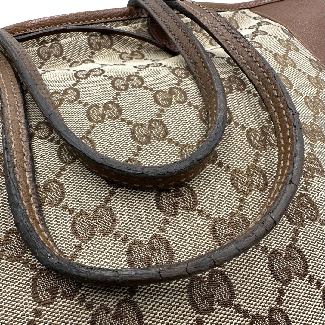 Borsa Gucci in tessuto GG con finiture in pelle marroni e parti metalliche dorate; munita di doppi manici, indossabile a spalla. Completa di dustbag, di lusso, buone condizioni,usata. 