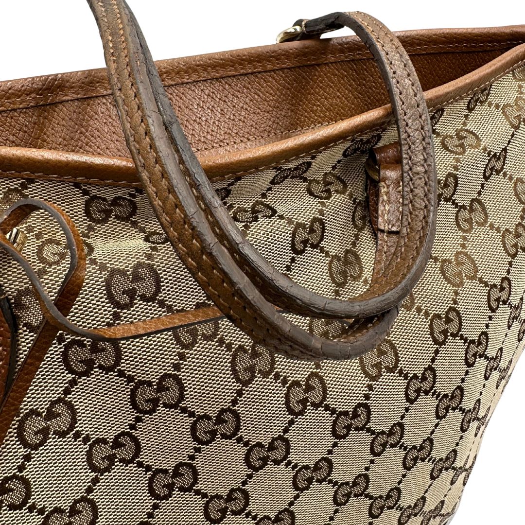 Borsa Gucci in tessuto GG con finiture in pelle marroni e parti metalliche dorate; munita di doppi manici, indossabile a spalla. Completa di dustbag, di lusso, buone condizioni,usata.