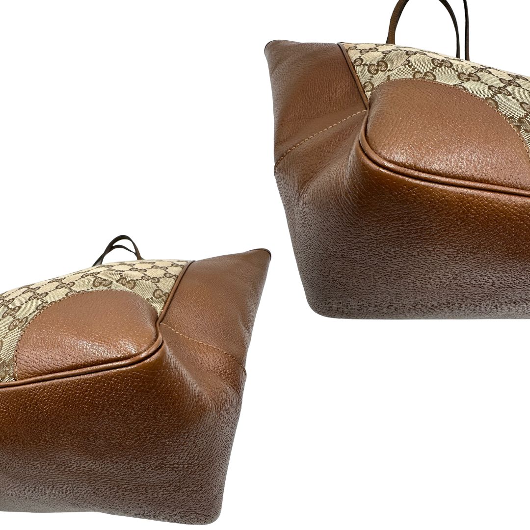 angoli Borsa Gucci in tessuto GG con finiture in pelle marroni e parti metalliche dorate; munita di doppi manici, indossabile a spalla. Completa di dustbag, di lusso, buone condizioni,usata. 
