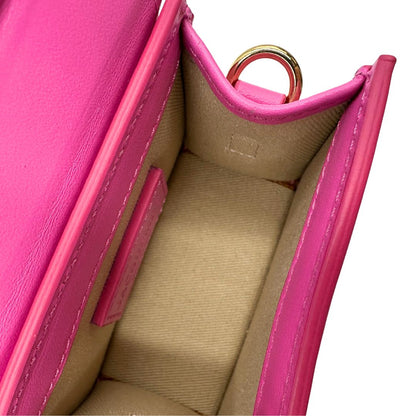 interno Borsa Le Chiquito mini Jacquemus in pelle rosa con parti metalliche dorate, munita di un manico stondato e una tracolla amovibile e regolabile. Indossabile a mano oppure a tracolla. Originale, usata, di lusso, in ottime condizioni. 