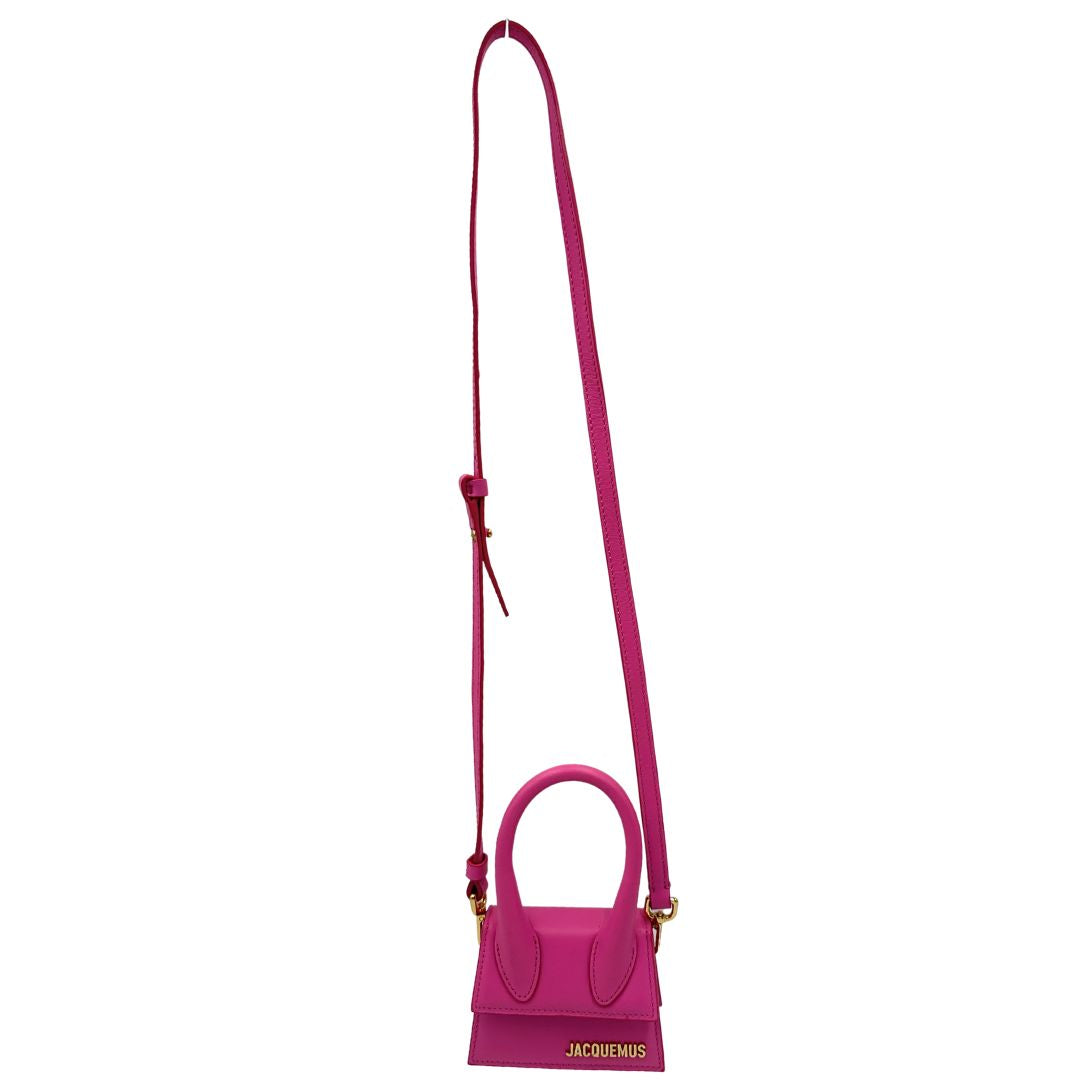 front Borsa Le Chiquito mini Jacquemus in pelle rosa con parti metalliche dorate, munita di un manico stondato e una tracolla amovibile e regolabile. Indossabile a mano oppure a tracolla. Originale, usata, di lusso, in ottime condizioni. 