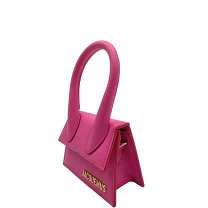 lato Borsa Le Chiquito mini Jacquemus in pelle rosa con parti metalliche dorate, munita di un manico stondato e una tracolla amovibile e regolabile. Indossabile a mano oppure a tracolla. Originale, usata, di lusso, in ottime condizioni. 