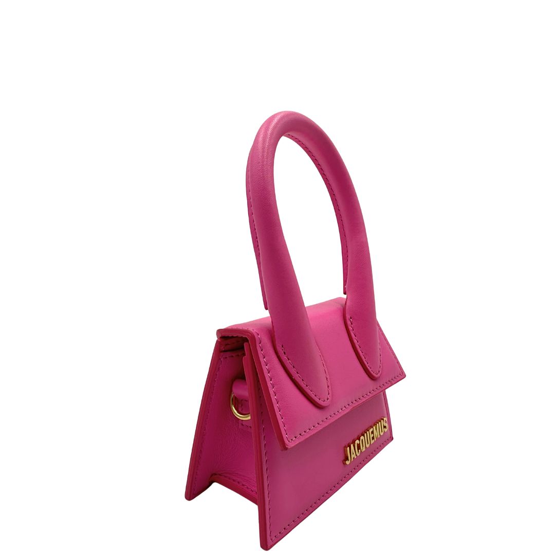 lato Borsa Le Chiquito mini Jacquemus in pelle rosa con parti metalliche dorate, munita di un manico stondato e una tracolla amovibile e regolabile. Indossabile a mano oppure a tracolla. Originale, usata, di lusso, in ottime condizioni. 