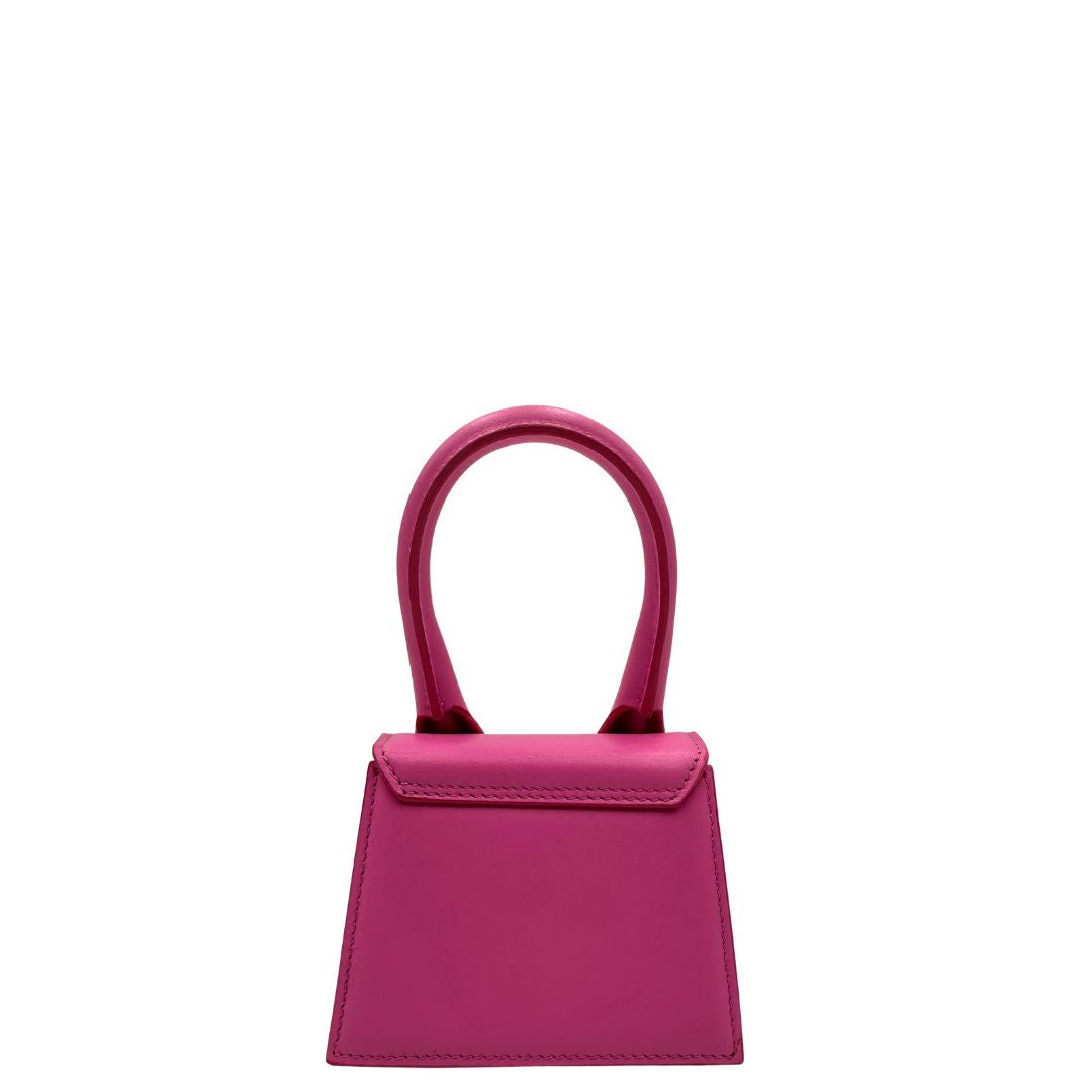 retro Borsa Le Chiquito mini Jacquemus in pelle rosa con parti metalliche dorate, munita di un manico stondato e una tracolla amovibile e regolabile. Indossabile a mano oppure a tracolla. Originale, usata, di lusso, in ottime condizioni. 