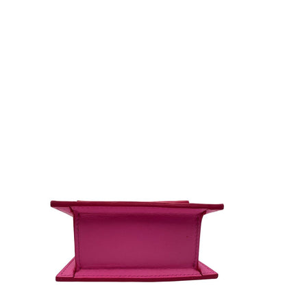 base Borsa Le Chiquito mini Jacquemus in pelle rosa con parti metalliche dorate, munita di un manico stondato e una tracolla amovibile e regolabile. Indossabile a mano oppure a tracolla. Originale, usata, di lusso, in ottime condizioni. 