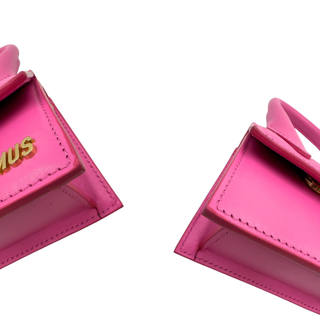 angoli Borsa Le Chiquito mini Jacquemus in pelle rosa con parti metalliche dorate, munita di un manico stondato e una tracolla amovibile e regolabile. Indossabile a mano oppure a tracolla. Originale, usata, di lusso, in ottime condizioni. 